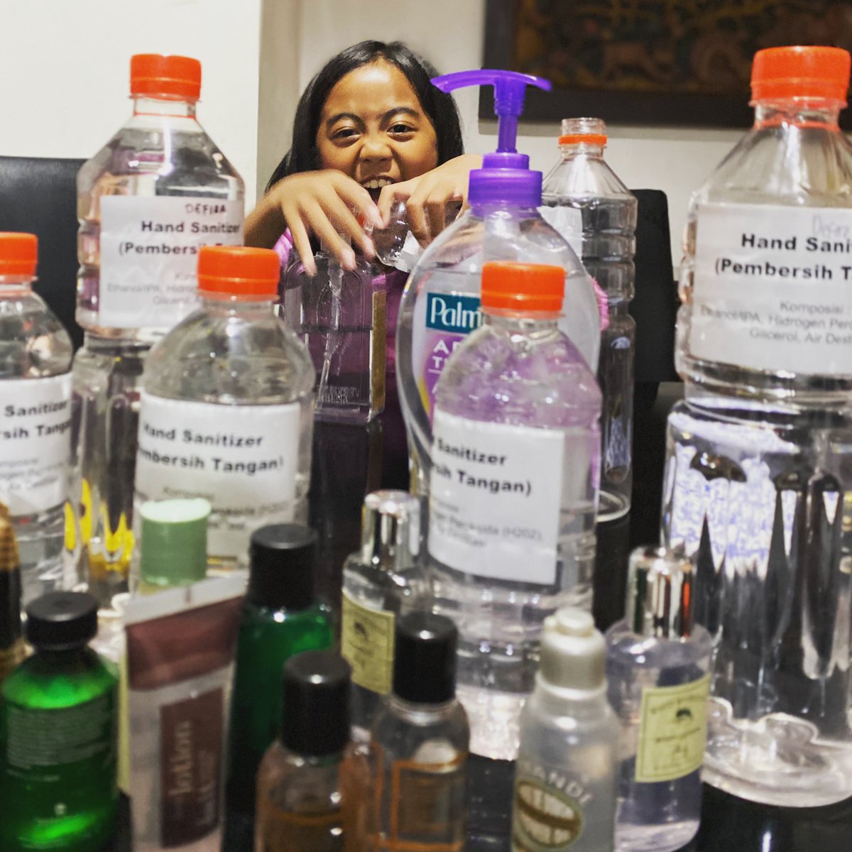 ganisrumpoko's tweet photo. Rencananya bsk mau bagi2  home made pembersih tangan ini buat mereka yg kerja di jalan. Cuma, terkendala karena botol2 kecil pun skrg habis + harganya naik. Ini pakai botol bekas amenities hotel. Kalau kalian di sekitar Batu punya botol amenities hotel bekas, drop me please. https://t.co/cJUQZjojwY