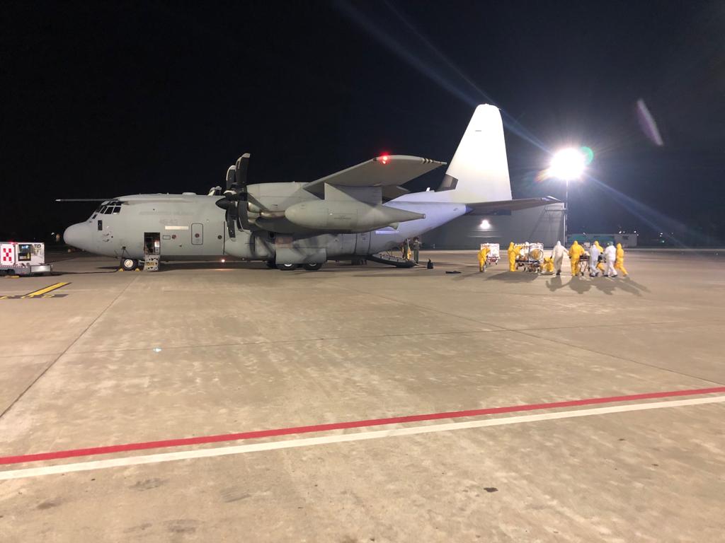 ItalianAirForce's tweet photo. Il supporto dell'#AeronauticaMilitare continua senza sosta per fronteggiare l'emergenza #Covid19. Gli HH-101A e il C-130J sono decollati nei giorni scorsi per effettuare i trasporti in biocontenimento. 
Leggi la news ➡️ https://t.co/1wWyyUGkjE

#iorestoacasa #aiutaciadifenderti https://t.co/nkxAaiMRqL