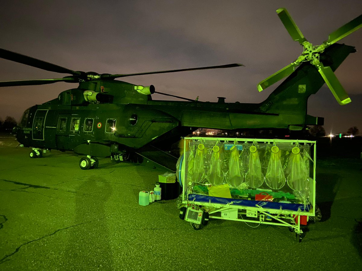 ItalianAirForce's tweet photo. Il supporto dell'#AeronauticaMilitare continua senza sosta per fronteggiare l'emergenza #Covid19. Gli HH-101A e il C-130J sono decollati nei giorni scorsi per effettuare i trasporti in biocontenimento. 
Leggi la news ➡️ https://t.co/1wWyyUGkjE

#iorestoacasa #aiutaciadifenderti https://t.co/nkxAaiMRqL
