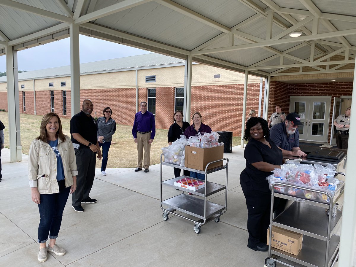 McLeod_Edu's tweet photo. Our nutrition workers and school and district volunteers are doing an awesome job with school lunch & breakfast pickup @MMS_HCS. Thank you to our SROs for their assistance as well. Donuts help too! @LearnInHenry @hollycobb70 @AntonioMattox2 #expectexceptionalhcs #ExpectSupport https://t.co/HMEFkTDKqw