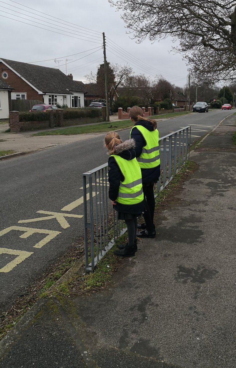 A fantastic road safety assembly by the #juniorroadsafetyofficers today, discussing how to stay safe by roads. Also patroling before school this morning making sure cars are not stopping on the yellow zig zag lines
@suffolkroadsafe @MartleshamPri @Brakecharity #beepbeepday