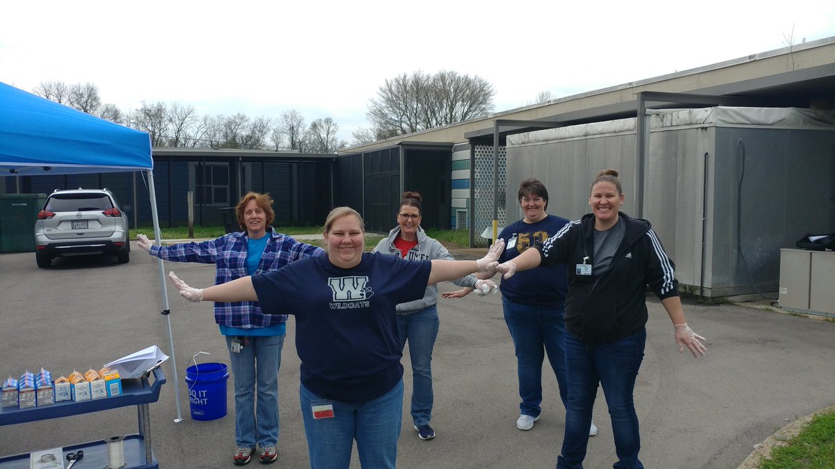 JBESPrincipal's tweet image. Providing food for families and practicing our social distancing #BEARific