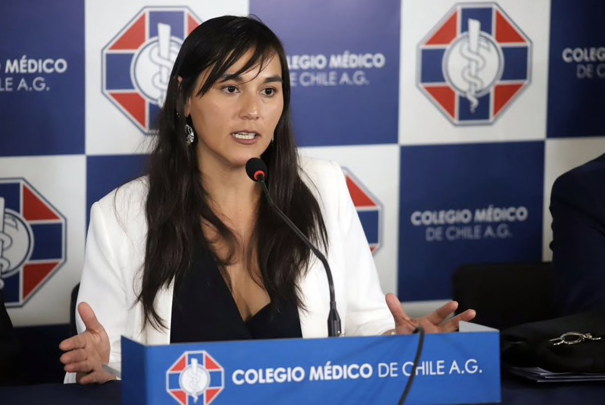 En menos de 48 horas <a href="/izkia/">Izkia Siches Pastén</a> se reunió con La Moneda, parlamentarios, empresarios de la CPC, alcaldes, profesores, dirigentes de la Aces y la Cones, etc. Que bueno que tildar de "amarillo" a quien dialoga-incide-aporta-gestiona de manera transversal pasó un ratito de moda 👍🏽