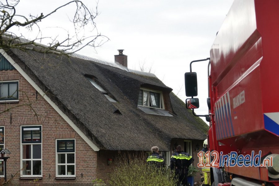 Brandweer blust schoorsteenbrand van woning met rieten dak in #Heemserveen. 112 in Beeld.