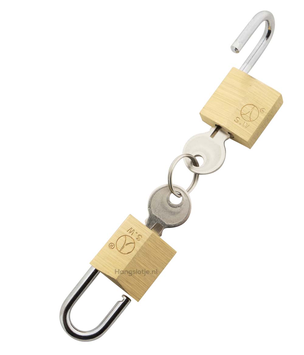 2 hangslotjes te openen met dezelfde sleutel. € 5.95 - direct uit voorraad. hangslotje.nl/hangslot-gelij…