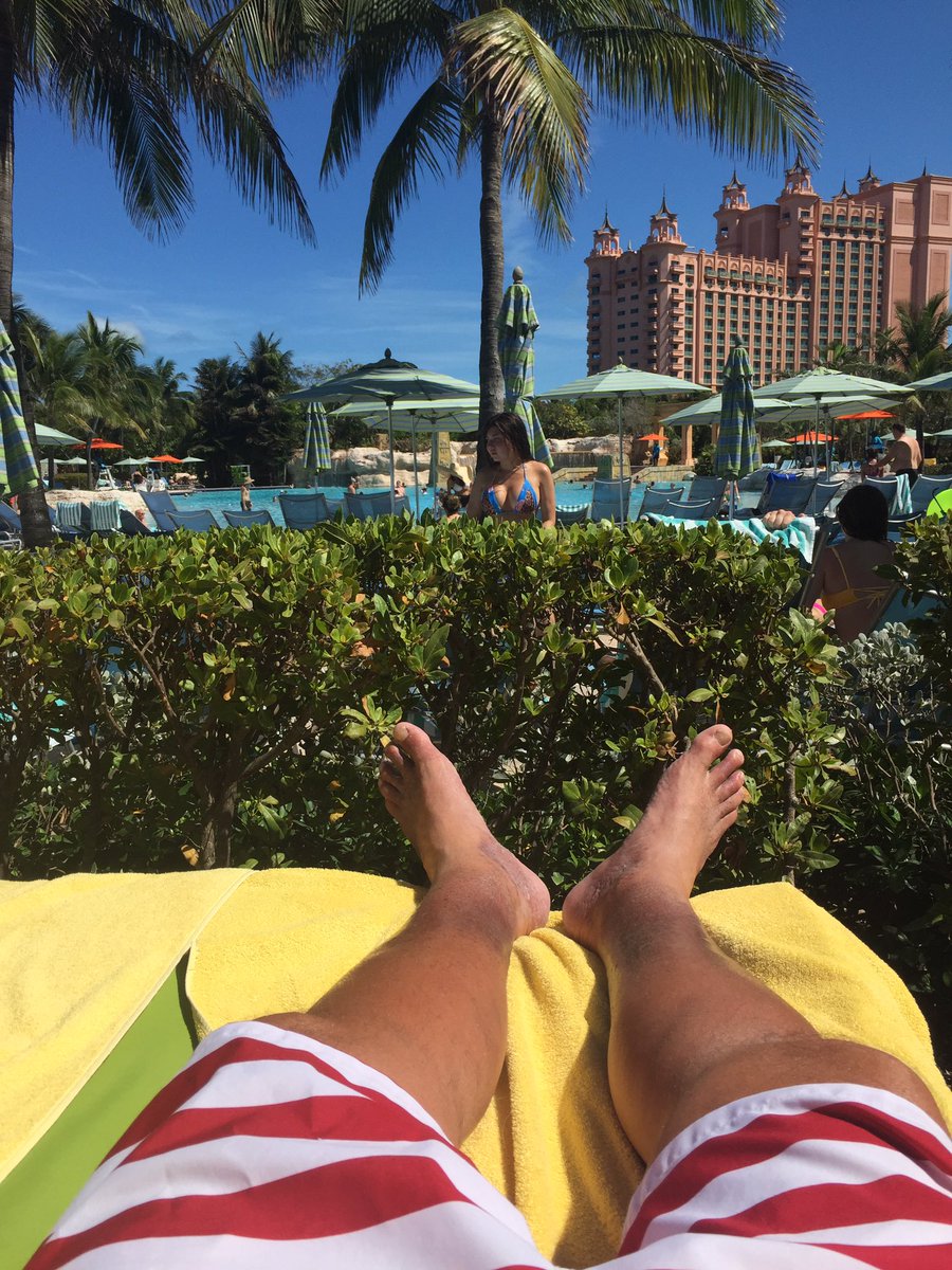 lostinlox's tweet photo. @PaulCastronovo @CastronovoShow @ibToast @Heather723 @MikeAndersonBIG Just checking in from Atlantis Bahamas #stingraytank #youngron https://t.co/yAKsAlIX9F