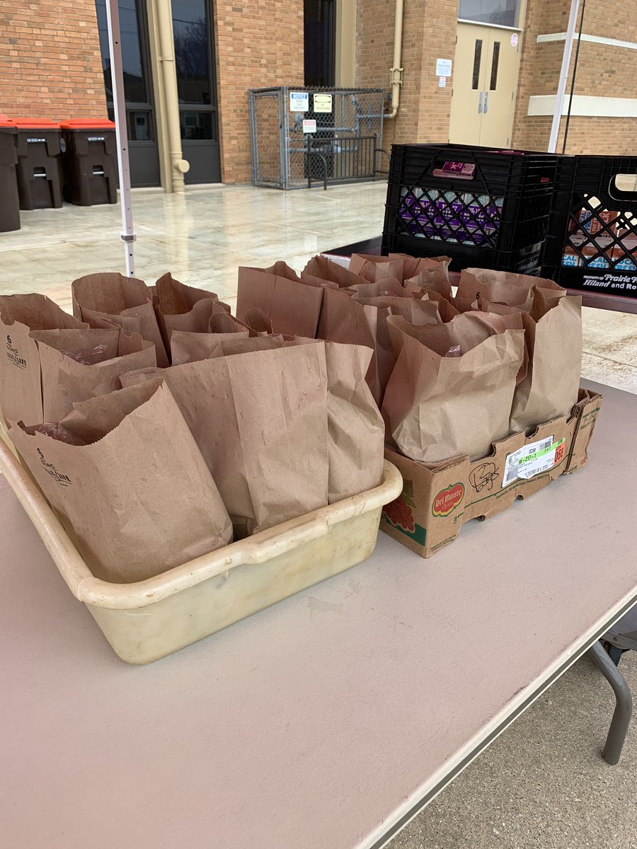 Morton709's tweet photo. Thank you Arbor for the free curbside lunches for all of our Morton students! #OneMorton https://t.co/K4mGmO9Uai