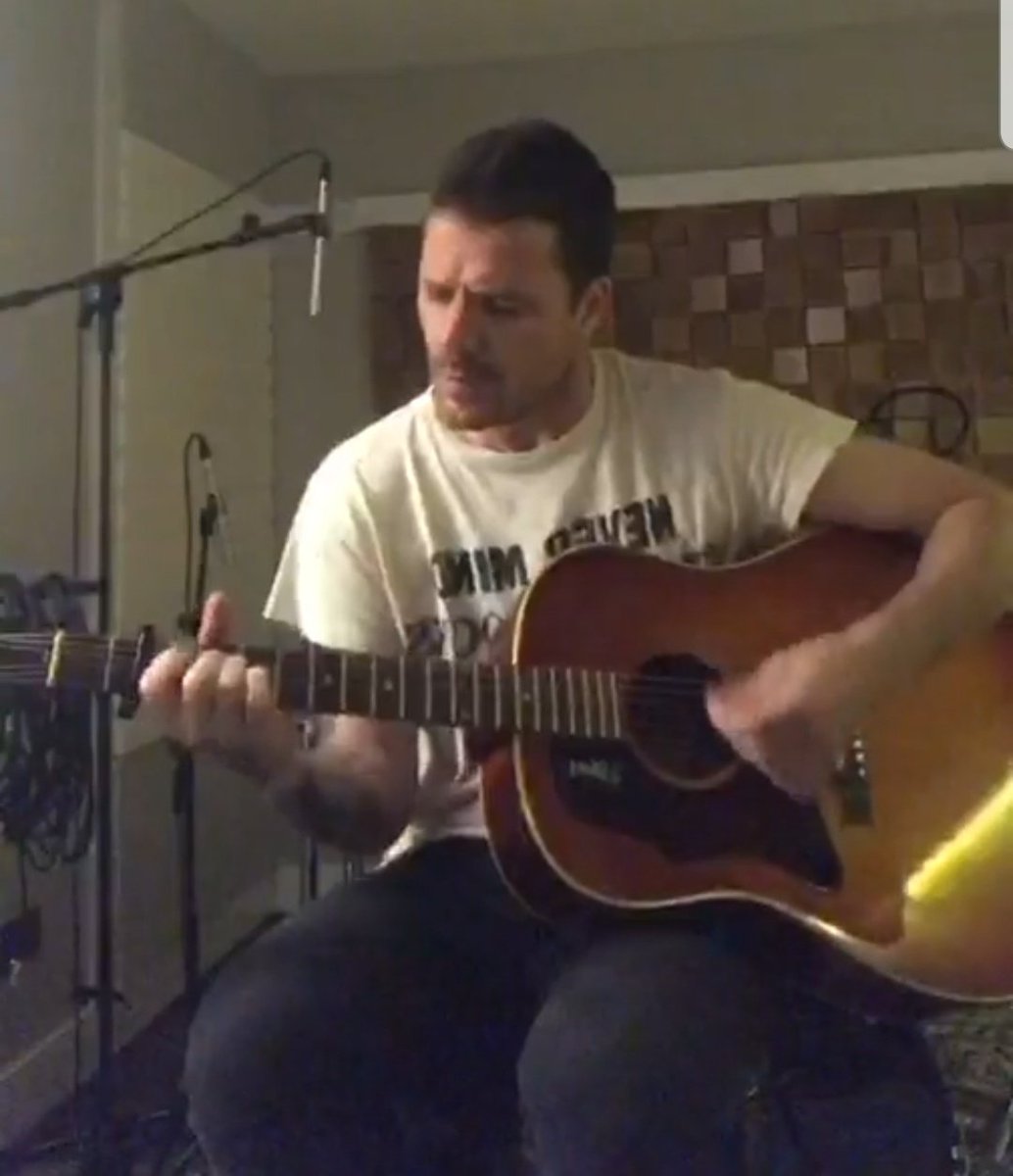 ana_rommero's tweet photo. Tú y tu guitarra, tu guitarra y tú... No necesitas nada más para poner patas arriba 23.000 corazones (y qué manera de hacerlo). Nos contaste, nos cantaste, nos enseñaste y nos emocionaste. Tú y tu guitarra, tu guitarra y tú, no necesitas nada más. Gracias @_danielmartin_ https://t.co/SbiWgAcwY4