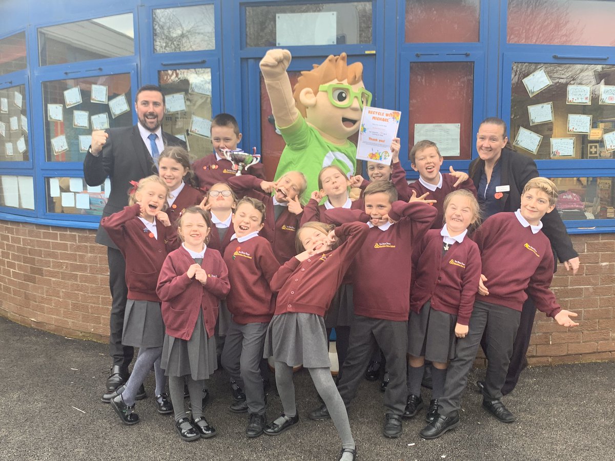 RecyclewMichael's tweet photo. #ThrowbackThursday 
We 💚 seeing photos from our schools or activity groups!
Here we have the fantastic Blacklow Brow School from Merseyside showing off their trophy last year! 
If you would like more information or images for your websites or newsletters, please contact us! https://t.co/Tw4FhAyWJs