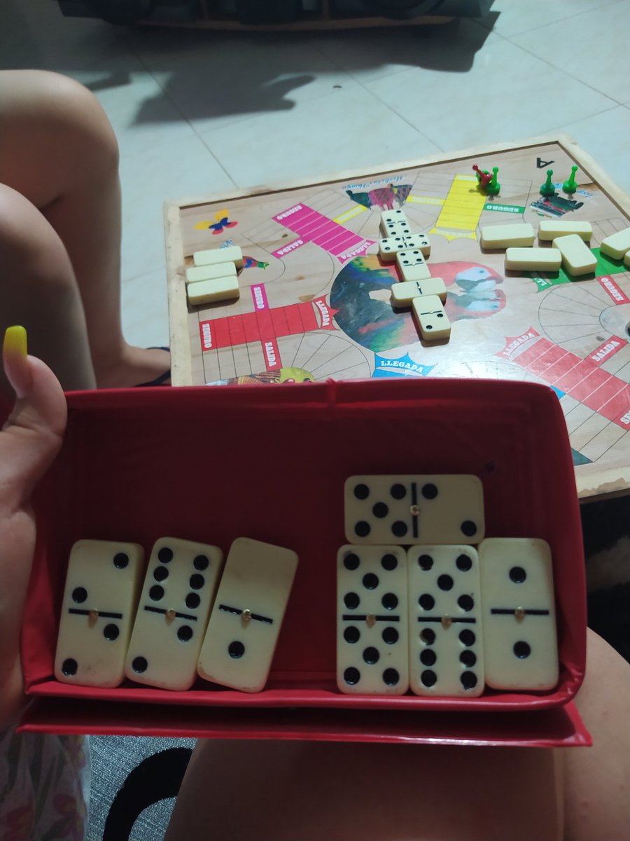 Lili_johanaB's tweet photo. @SandraP81416564 @UnabDerecho @jmontoyabozzi @unab_online @CentroOds @agaviriau Jugando dominó con la familia... Day 2 #Timefor #studentslaw @UnabDerecho @jmontoyabozzi @unab_online @CentroOds #MeQuedoEnCasa #Mydeontologygroup #MylegalTextgroup #Elcuidadodelosotros #mentalhealth #MentalBreakdown #SaludMentalVsCovid19 @agaviriau https://t.co/hSxcomWmD6 https://t.co/W80M5MnwLM