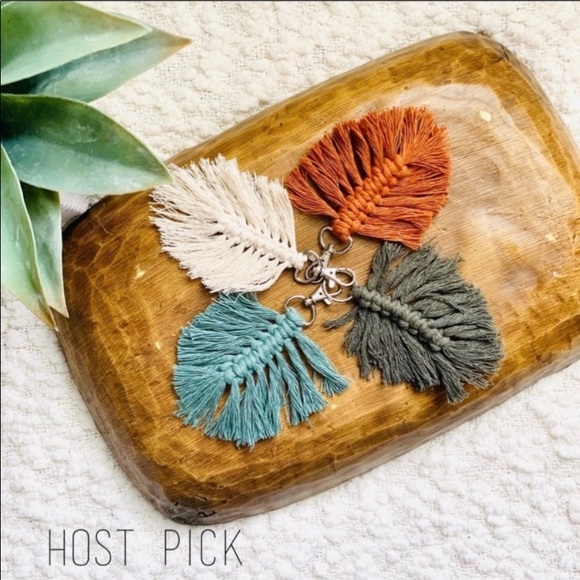 Posh6T's tweet photo. So good I had to share! Check out all the items I'm loving on @Poshmarkapp from @ShopBeeInspired #poshmark #fashion #style #shopmycloset #hollister #designsbyme #spartina449: https://t.co/jttrF5Hz1o https://t.co/c0OzlTvNLm
