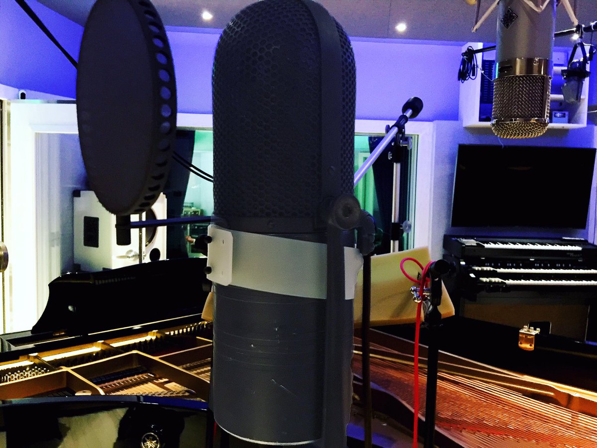 Talking about Mic’s.
This a beautiful and legendary microphone RCA Ribbon. a lot of famous artists through the contemporary music history recorded with it. Stay safe, at HOME!! 👍🎶🎶 #rca #rcamicrophone #mic #music #studiorecording #audiolife #musiclife #microphone #thebest
