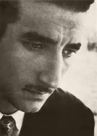 #JaimeSabines

La muerte viene cabalgando la esperanza
-Se oye rumor de sombra, se percibe
su soledad apresurada-
La muerte tiene sed
y bebe en el río de la noche.
Bebe también, como una amante, en mis oídos
(es un beso hacia dentro,
extrayendo mis nervios limpios de secretos).