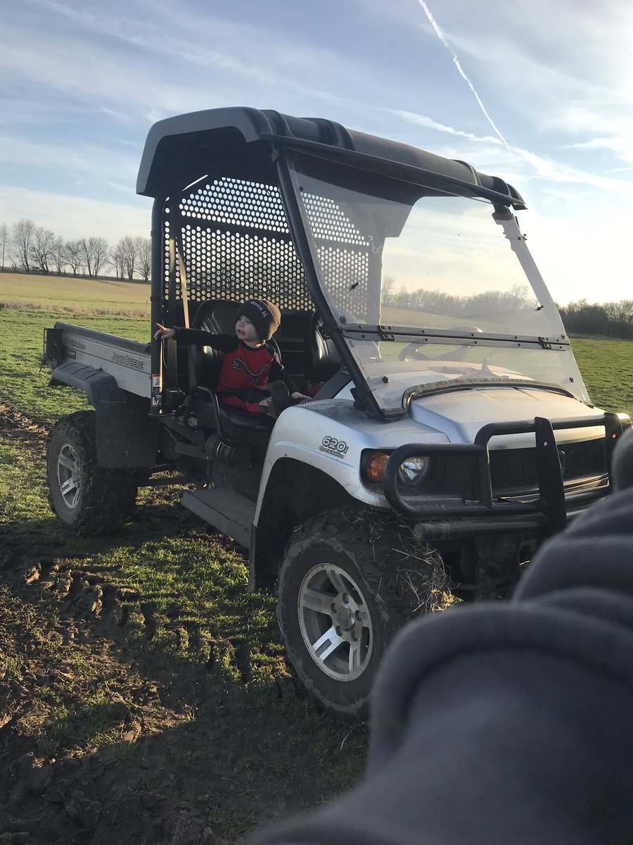 j89hunt's tweet photo. Good evening to get out of the house and check on cows while giving mom a much needed break. https://t.co/rqDXe1ZOM3