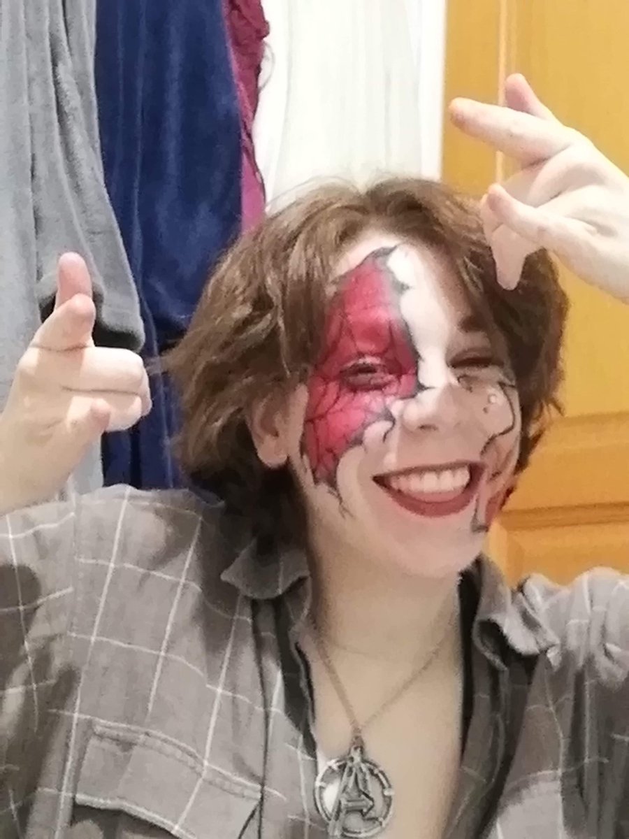 Lamoche_ju's tweet photo. J'ai eu le thème avengers aujourd'hui et je dois avouer d'être super fière de ce que j'ai fais, mais aussi super triste de la qualité médiocre de mon tel. Well 👉👈 https://t.co/MyXheXmqGu