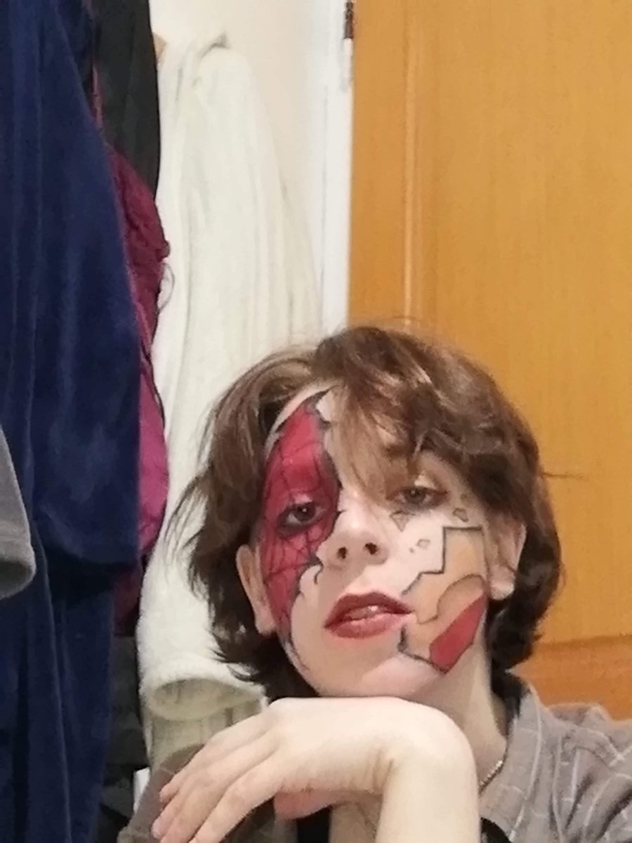 Lamoche_ju's tweet photo. J'ai eu le thème avengers aujourd'hui et je dois avouer d'être super fière de ce que j'ai fais, mais aussi super triste de la qualité médiocre de mon tel. Well 👉👈 https://t.co/MyXheXmqGu