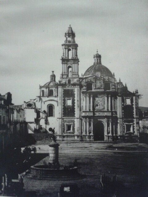 Patito125's tweet photo. Que le parece esta imagen, Maestro @hdemauleon Iglesia de Santo Domingo,sin barda atrial y destruida parte del Templo. ca. 1870 .Foto F. Aubert. https://t.co/4Oi7SdsCfC