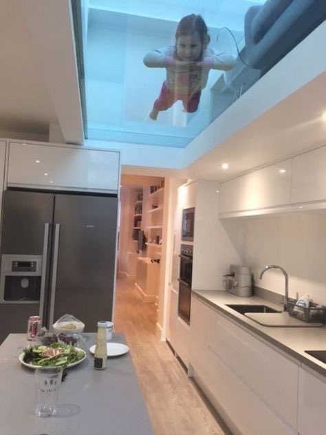 wyobraźcie sb ze uprawiacie seks na blacie i jest zajebiscie i patrzycie do góry a was dziecko podgląda albo ktoś XD