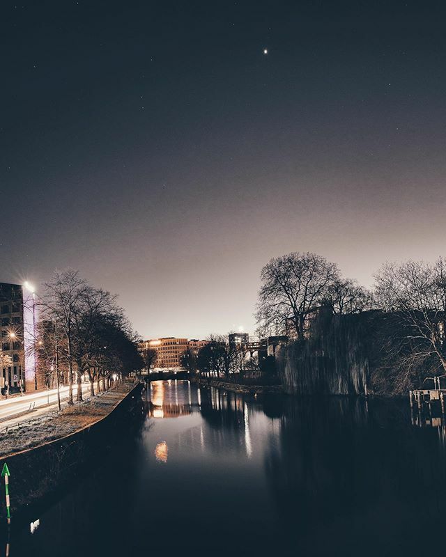 Stars over Berlin .... #canondeutschland #visitberlinlater #nightphotography #reflectionphotography #berlin ift.tt/2UjBPzT