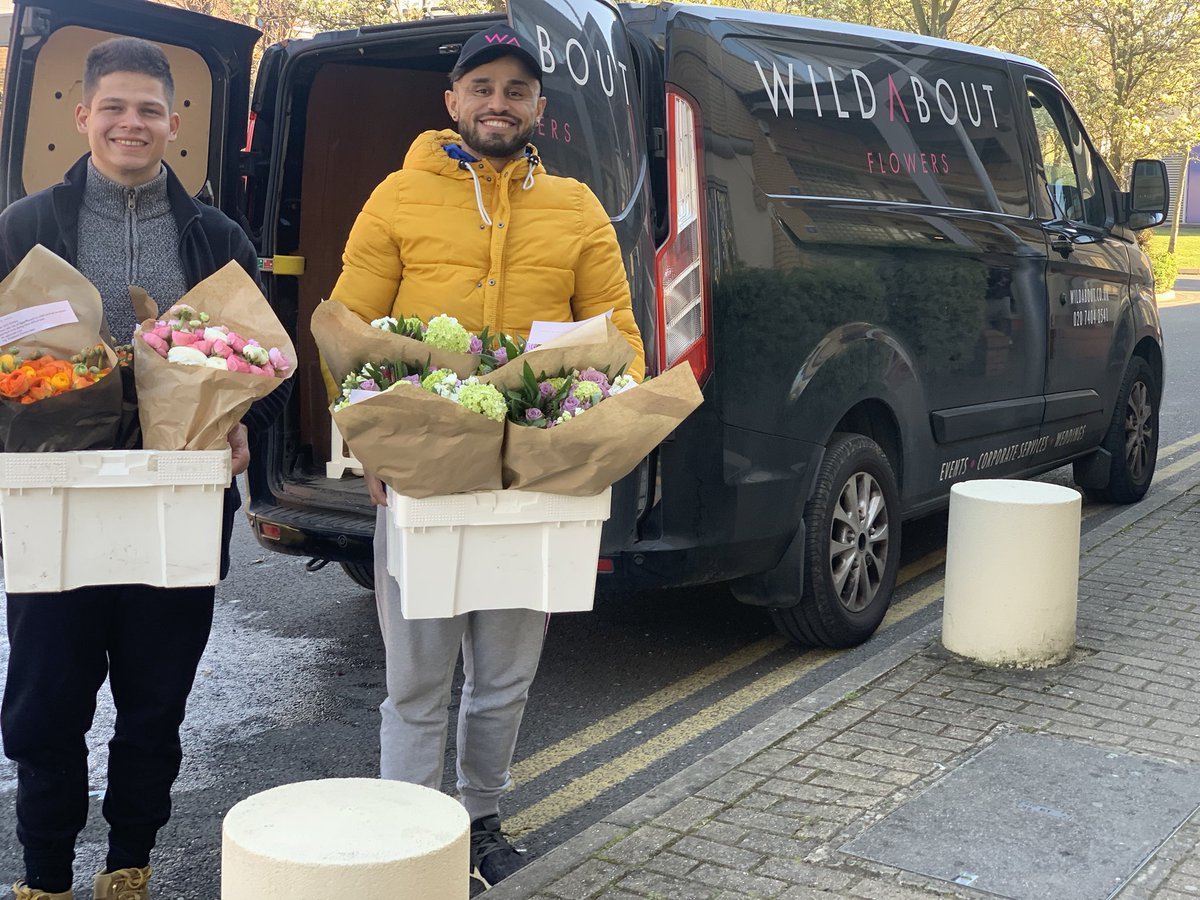 These lovely people people gave out free flowers to NHS staff at LAMBETH hospital today. Kind and appreciated #wildaboutflowers @dsmsparkles @homewithdebbyc @lauradaly85 @MaudsleyNHS @SLaMCOO2019 @CEO_DavidB @normanlamb @SLaMDoN2019 @CassiePhilpin