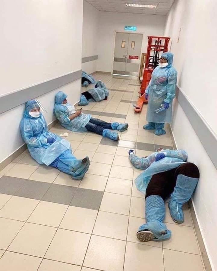 iSUDANESE's tweet photo. صورة نشرتها صديقة مغربية لعاملات في الحقل الطبي في استراحة عقب مجهود جبار لساعات طوال لتخفيف آلام مرضى #فيروس_كورونا_المغرب

أنا أم اليوم أسباب الهناء 
أنا من دنياكم احلى المنى
كل حب في الورى رجع حناني 
كل نبع دافق بالخير داني 
مـن ينابيع يغذيها كياني 
أنا نصف قد حوى كل المعاني https://t.co/RuoqkfgFwY