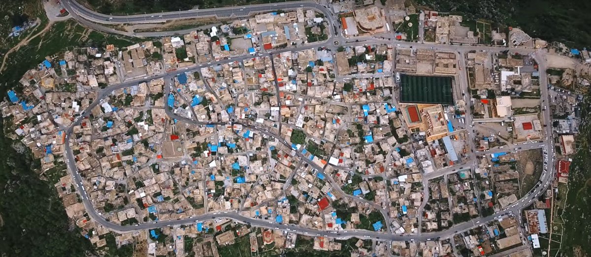 RFutbolisticos's tweet photo. Amadiya, Kurdistan
Es un pueblo en una meseta a 1600 metros sobre el nivel de mar del año 25 ANTES DE CRISTO.  ¿Que hay en el medio de este pueblo histórico? Una cancha de futbol... https://t.co/3q20r7rNDS