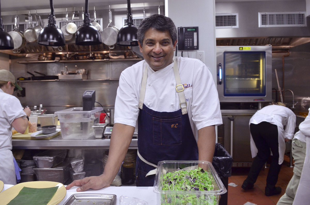 SueltaLaSopaTV's tweet photo. ๐ Falleciรณ en #NewJersey el chef #FloydCardoz del programa de TV #TopChefMasters, vรญctima del #coronavirus ๐ Tenรญa 59 aรฑos ๐ #QEPD #covid_19 #QuedateEnCasa ๐ธ Getty https://t.co/NT4BB1EPPt