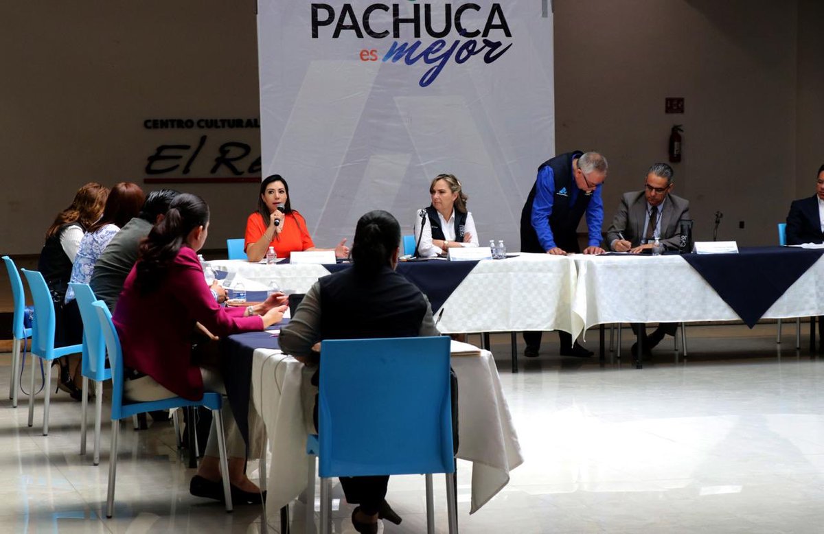 PatyGonzalez_'s tweet photo. Asistí a reunión presidida por el titular de @Salud_Hidalgo @AlejandroEfran2, donde se abordaron los protocolos para identificar, tratar y dar adecuado seguimiento a los casos sospechosos de #COVID19 https://t.co/1bpKDYJUln
