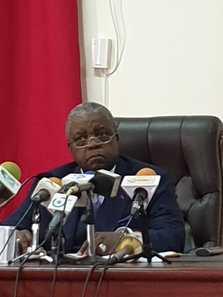 CRTV_web's tweet photo. Sur le confinement, le Ministre de la Communication est formel :"La plupart des Camerounais vivent au jour le jour. Ils n’ont pas les moyens de se ravitailler pendant 15 jours ou un mois. Nous ne pensons pas qu’il faille par mimétisme, décider de faire ce qui est fait ailleurs." https://t.co/IPioOq6X5X