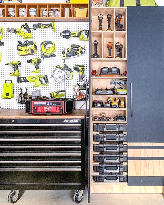 RemodelandolaCa's tweet photo. One more area in the #garage thatโs looking pretty good! ๐งฐ
#Pegboard โ๏ธ
#Toolstorage/#Workbench โ๏ธ
#Drillstorage/#Chargingstation โ๏ธ
& of course music โ๏ธ๐ถ https://t.co/2CDL6CFWDn
#garageorganization #organization #tools #workshop @RYOBItoolsusa #thdprospective #huskyworkbench https://t.co/AnKkFf2Js0