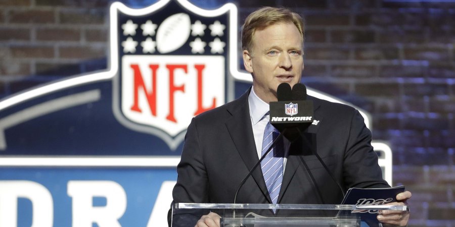 deporverde's tweet photo. No tenemos favoritos para apostar, pero si tenemos Top 10 de quiénes creemos serán los posibles primeros refuerzos entre los equipos de la #NFL 🏈 #NFLDraft2020 
Escúchanos cada martes y viernes
Participa con nosotros y deja tu comentario 🎤

Spotify:
https://t.co/kLposX5RiM https://t.co/tmSIzrRsU5
