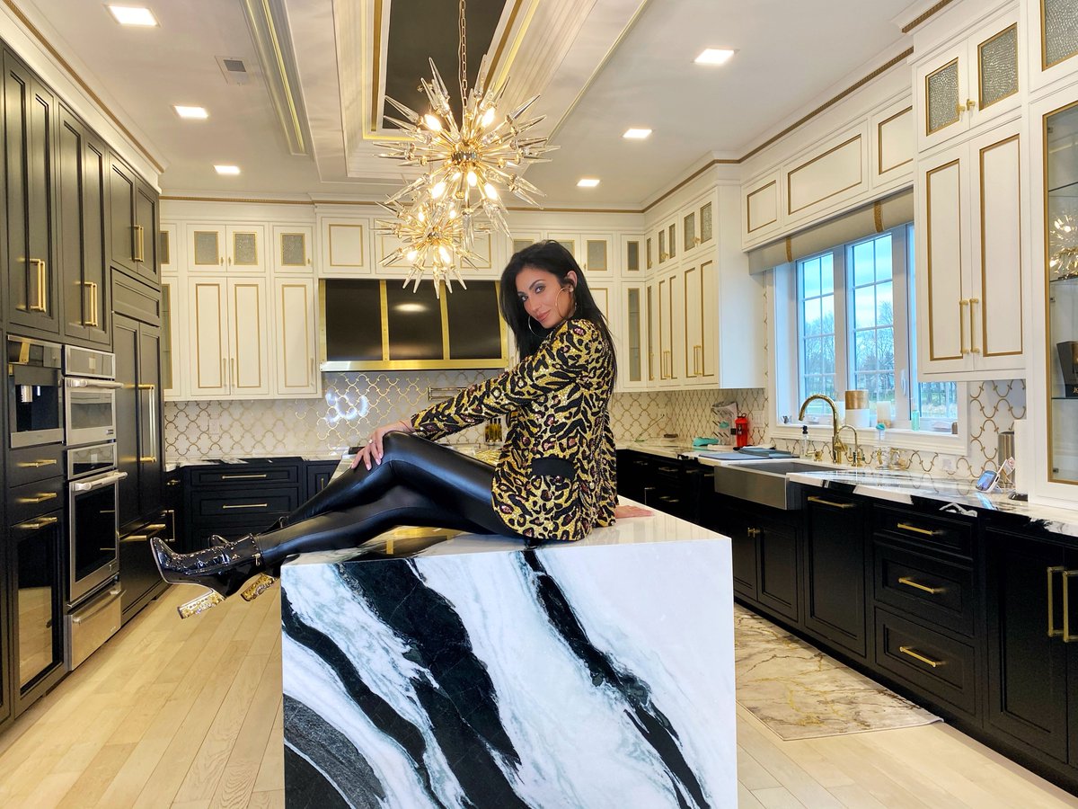 RO_MiNA_EdM's tweet photo. Hey Guys!! Who’s ready for my best of Behind The Scenes of MY KITCHEN? Gonna be posting the before, during and after video of how this kitchen came together. 💋
.
.
.
.
#hgtv #interiordesign #housetour #kitchendecor #kitchengoals #blogger https://t.co/pn6e0ONzml