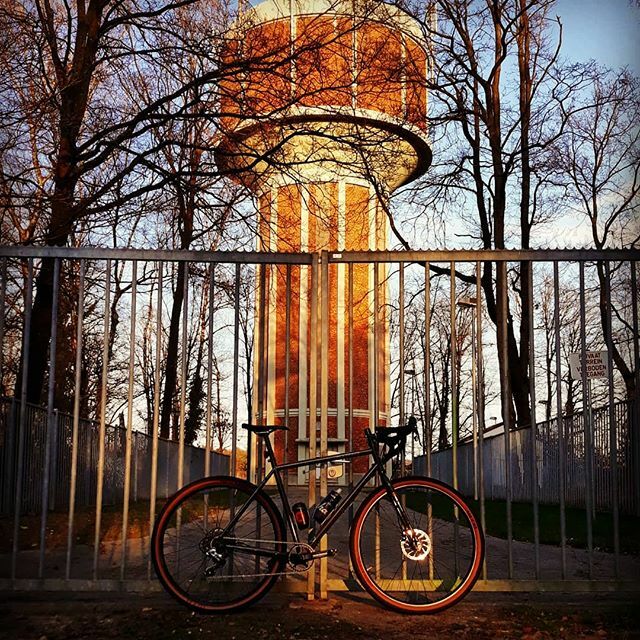 De gemaakte mointainbikeplannen in de 🗑kunnen gooien door #covid_19. Even op ⏸ en nieuwe 🎯 stellen voor deze onzekere tijden.
#trainingstip #1 voor #blijfsporten: Focus terug op de basistrainingen 🚲

#EndlessRiding #localride #mountainbiking #gravelg… ift.tt/2y9umLi