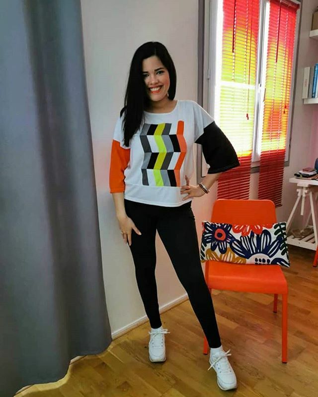magicamutacion's tweet photo. Incluso desde nuestras casas, los venezolanos seguimos viviendo en colores. Residenciada en París, @india.serena es parte de la nueva generación de artistas plásticos venezolanos que crean a partir de la geometría y el color.

Sabemos que pronto seguirá … https://t.co/OxizC0SnS1 https://t.co/qKYVu6ETYC