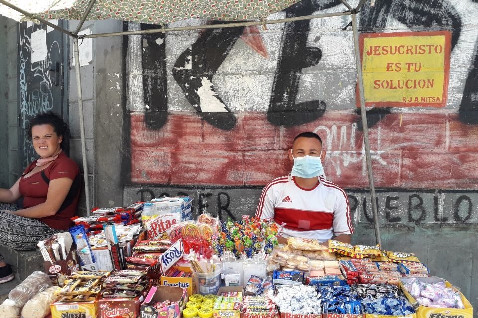 DiarioTalCual's tweet photo. Cuarentena puede evitar el coronavirus pero no quita el hambre al trabajador informal #TalCual #ClaroyRaspao #CrudaRealidad https://t.co/JZLUTh68gB https://t.co/xBsOBfic2K