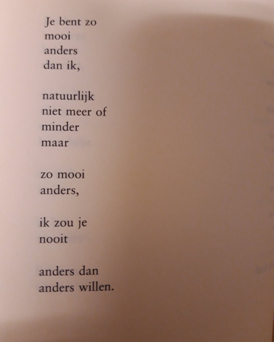 TheoPeeters5's tweet photo. Elke dag voor jullie een gedicht. #Poëzie kan het bestaan lichter maken in deze onzekere tijden. Vandaag een prachtig #gedicht van Hans Andreus uit de bundel "Verzamelde gedichten. Uitgegeven door Bert Bakker.
#poëzie #gedichten #Andreus #HansAndreus #Poetry #lezen #boeken https://t.co/WyuXQcwPxv
