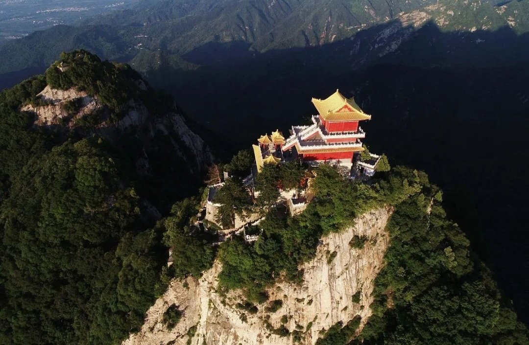 discovshaanxi's tweet photo. Yuanguang Temple is located at the main peak of South Wutai Mountain in Xi'an, Shaanxi Province. No one knows when the temple exactly built, but tablet recorded it was changed the name to Shengshou Temple during Tang Dynasty (618 - 907),  and got current name in Song Dynasty. https://t.co/EdU72rkm7S