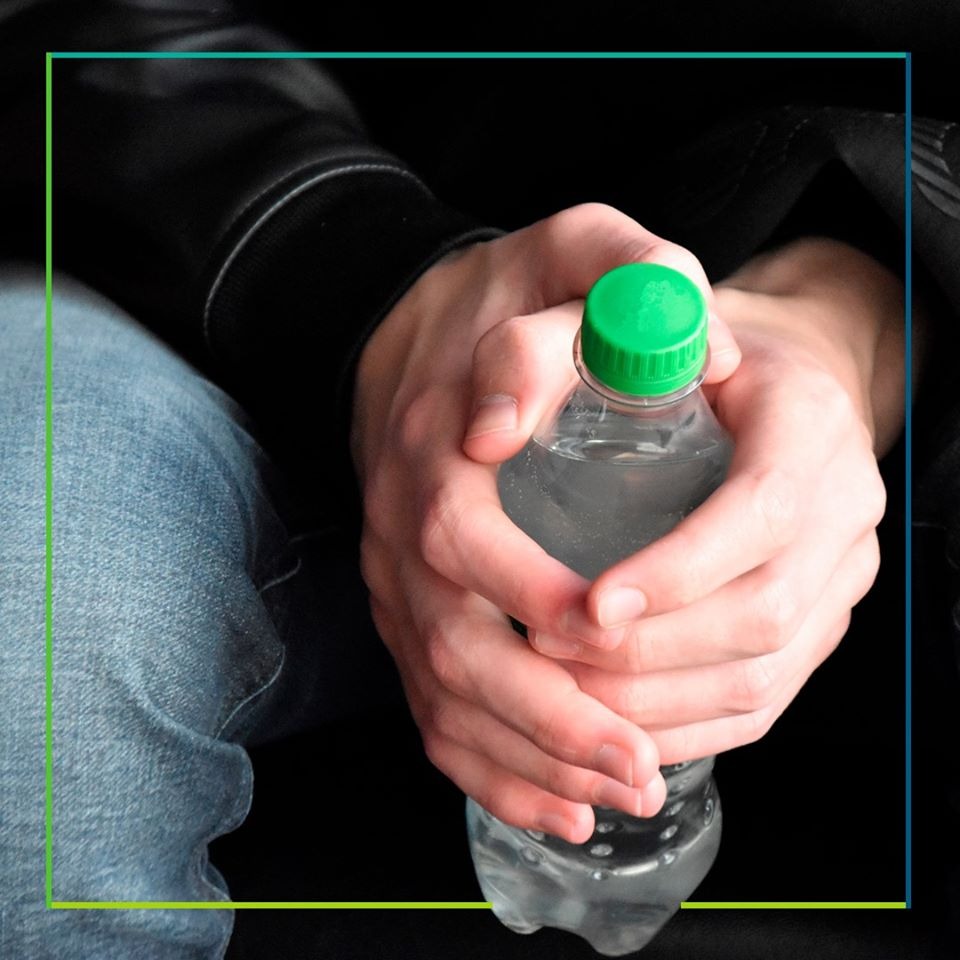 SENASofiaPlus's tweet photo. ¿Quieres ir un paso más allá al #reciclar tus botellas? Quítales la tapa y la etiqueta, al ser materiales diferentes al de los del envase deben ir separados. Son pocos segundos para ti que se convierten en una gran ayuda.
#Apropet https://t.co/LE9FMdZpWW