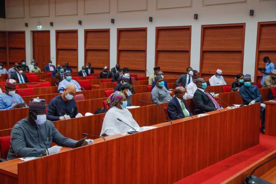 lurrenz2015's tweet photo. Someone posted photos from a meeting between Ghana's president and some market leaders, self-hating Nigerians hailed them for practicing social distancing.
But when photos from @nassnigeria emerged showing them practicing same, they all suddenly lost their voices.
#MoveToGhana https://t.co/lsOo23PYfg