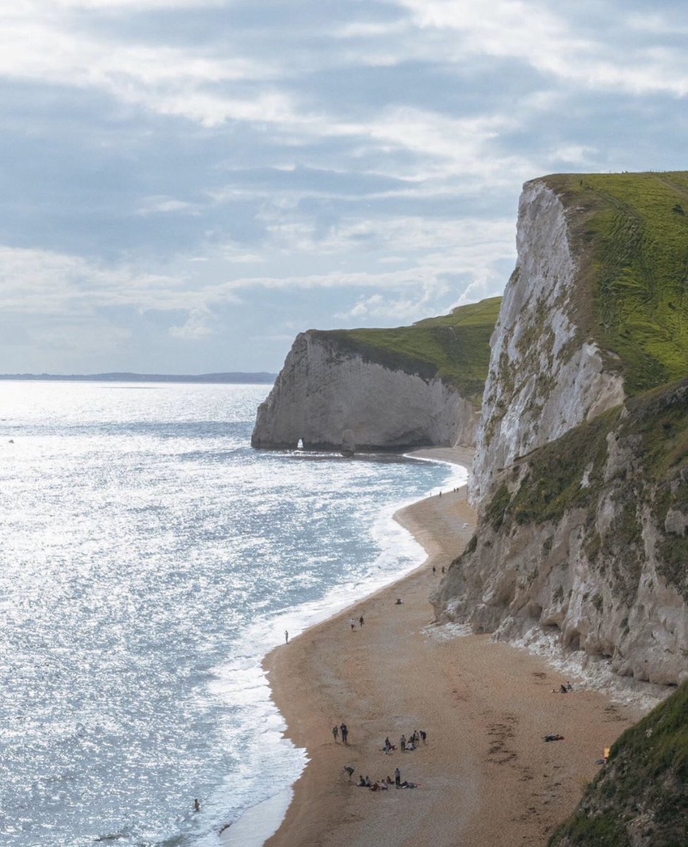 Cornwall is located on England’s rugged southwestern tip. It forms a peninsula encompassing wild moorland and hundreds of sandy beaches.⁣
⁣
With so many beaches, where will you lay your towel to relax?⁣
⁣
 #Altido #StayAltido #ALifeThatIDreamOf #EuropeanHoliday #BookDirect