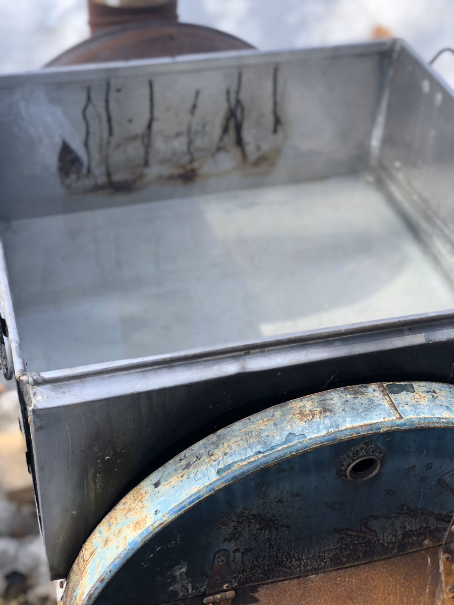 PascaleFournie4's tweet photo. « Se sucrer le bec », c’est bon pour le moral 🥳! Les érables🌲 sont confiants et souriants & le #siropdérable est délicieux 😋🍁! I so wish I could share with my @fdnPETF team!
#MapleSyrup #VirtualSharing https://t.co/MeIPWHwGWy