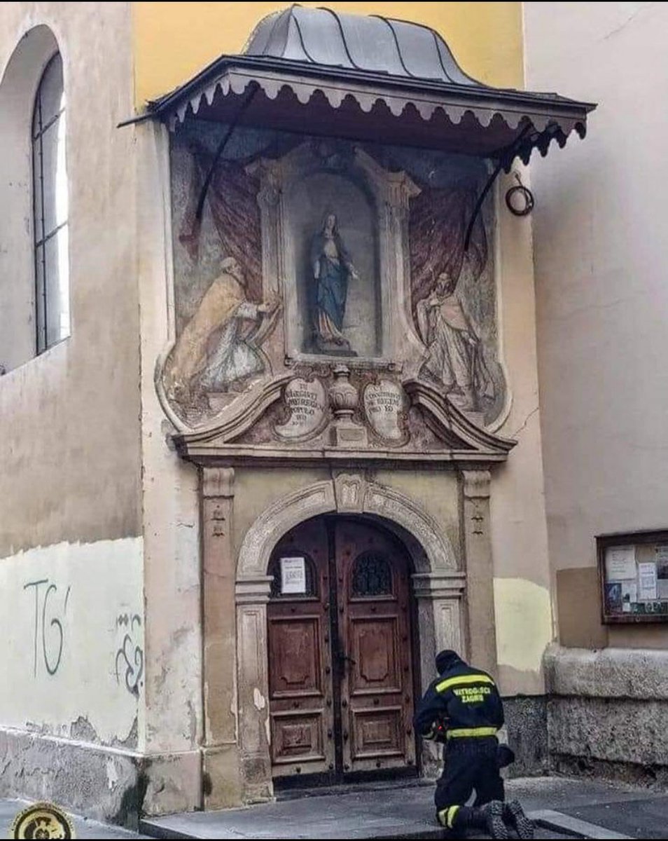 xiskya's tweet photo. Me ha impresionado mucho esta foto. Es en Italia. La fe es la única que nos mantiene viva la esperanza en momentos tan duros. https://t.co/EfvSv3II3D