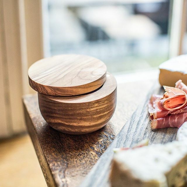 OtlinkSocial's tweet photo. Add that master chef touch to your kitchen with the Icon Chef Salt Pig! Buy the full range of Icon Chef Products on our website - link in our bio!⠀

Carved from a single piece of wood with a natural finish, the salt pig has a magnetised lid for easy c… https://t.co/i97D5sRi2y https://t.co/lNYoeJzZBt