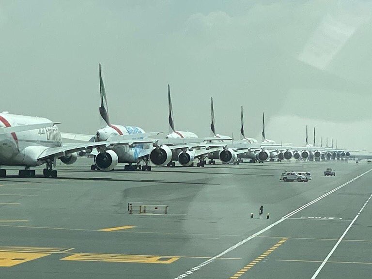Самолет выполняет. Аэробус а380 Дубай. Airbus a380 катастрофы. А380 в Шереметьево. Airbus a380 авиакатастрофы.