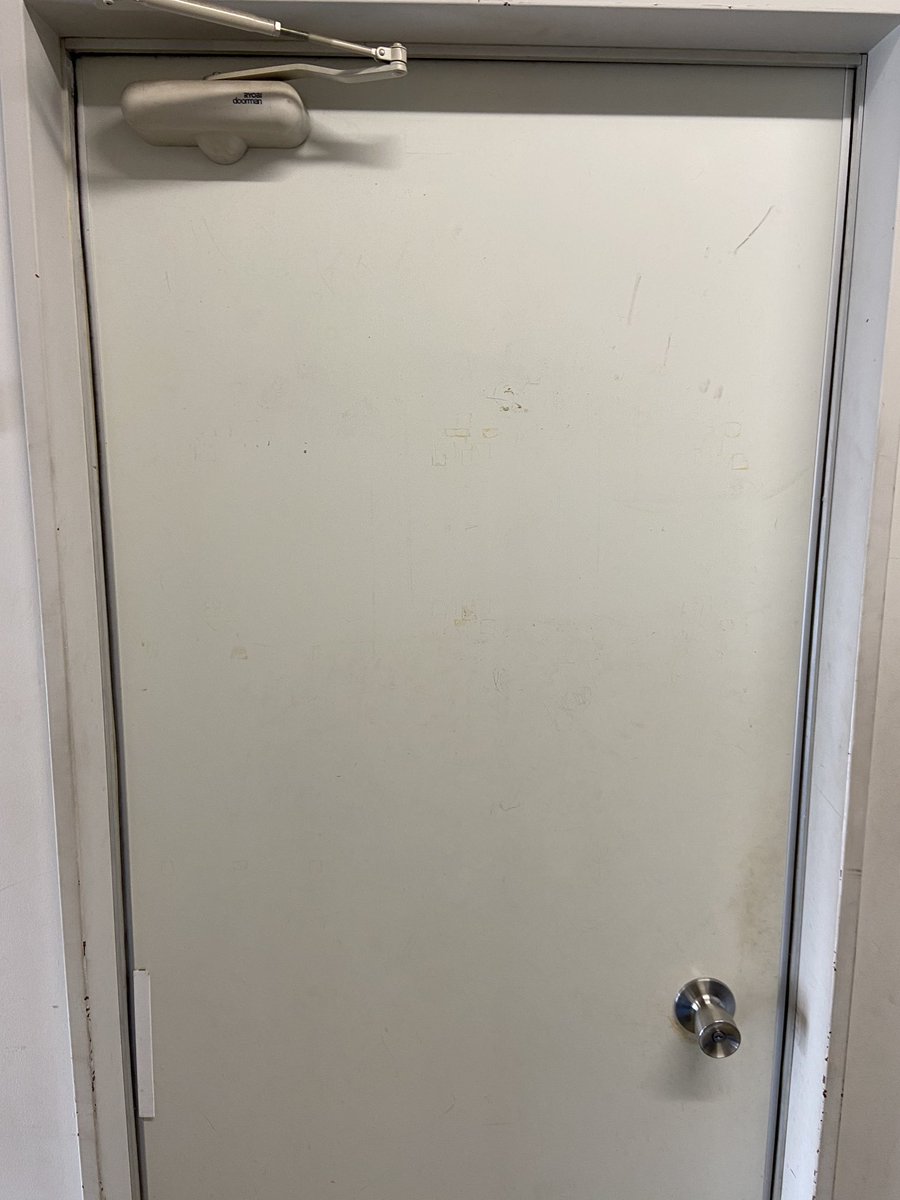 1t0t 研究室のドアが白いなんて知らなかったよ