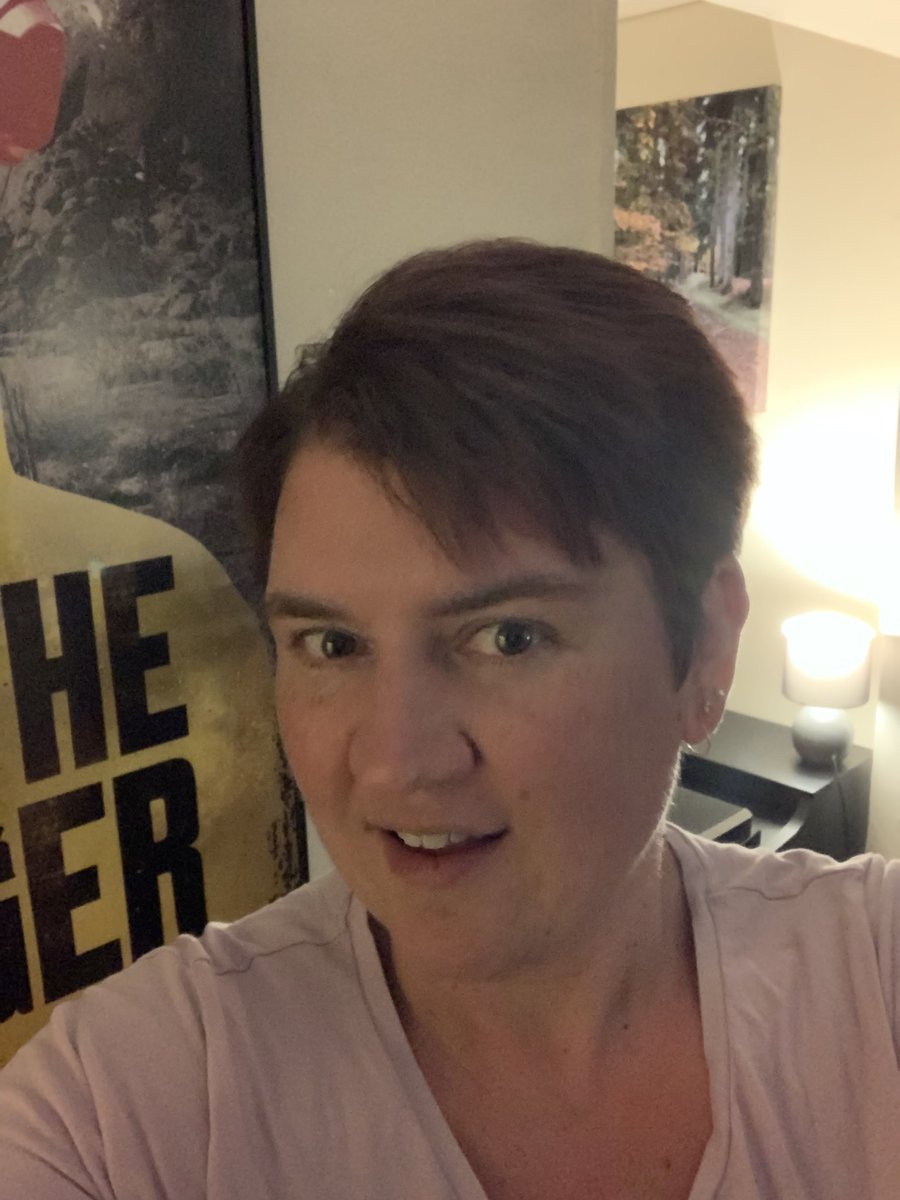 claire_weare's tweet photo. Cut my own hair today #isolationhack https://t.co/QsKqpt40Vw
