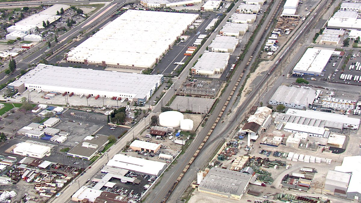 Tanks on a Train! Lots of sightings as the train with just under 300 military tanks makes its way from Ventura to the inland empire. Naval spokesperson said it is a routine movement of supplies. We found them in Pomona. Tanks for looking <a href="/CBSLA/">This is (not) CBS Los Angeles 👁️</a>