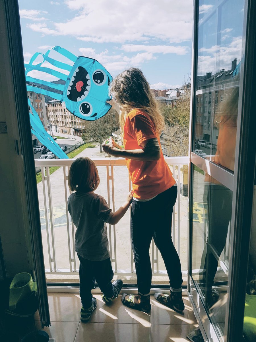 Aranchuthree's tweet photo. "Mamá vente a la terraza a volar la cometa que vamos a alegrar a la gente" L.M.M., 3 años #CoronaInfancias https://t.co/PuiyhKMEcr