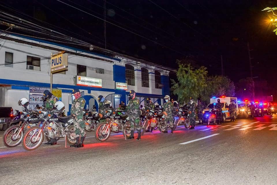 ICPOWCPD's tweet photo. RECOREDA/ Public Awareness of E.O 55 series of 2020 Enhanced Community Quarantine (Lockdown) in Iloilo City. Focus is on the Strict Implementation of Curfew to fight the spread of COVID-19 virus.

#WeWillSurvivedAsONE.
#PulisICPO Padayon ang Serbisyo https://t.co/PDzfqd563N