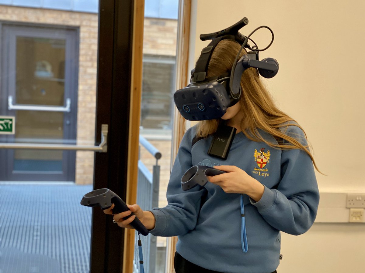 LeysVS's tweet photo. Today didn’t end the way we expected, but we at least managed to squeeze a few more Y10 @Leys_Art pupils into the #VisionStudio, before the end of a truncated Lent Term. #ARVRinEDU #AppleEDUchat #TiltBrush https://t.co/3NKBbZoYhh